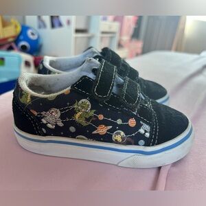 OLD SKOOL V
Boys – Glow Cosmic Zoo Black/Blue
